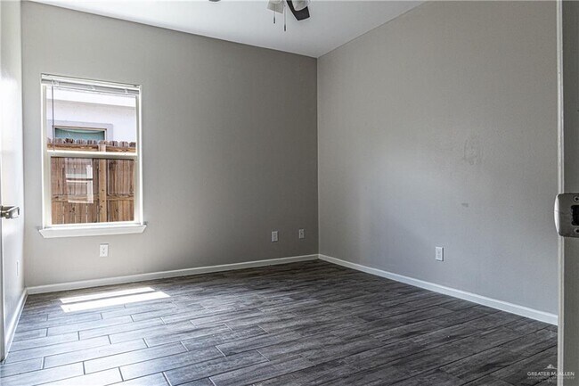 Foto del edificio - 5808 Sandpiper Ave