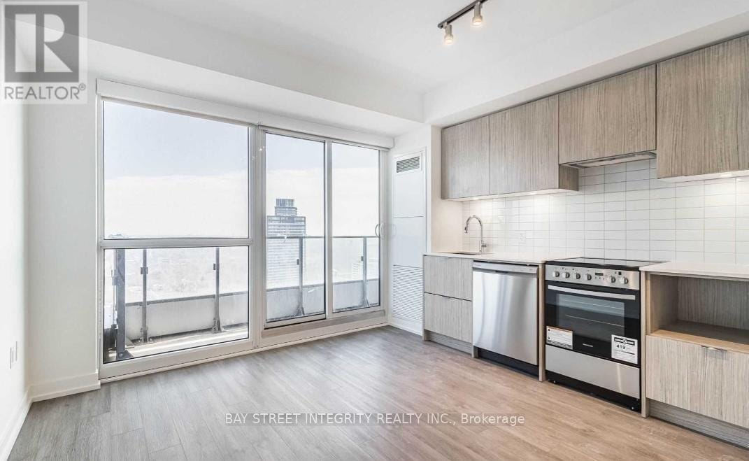 Building Photo - 395 Bloor St E