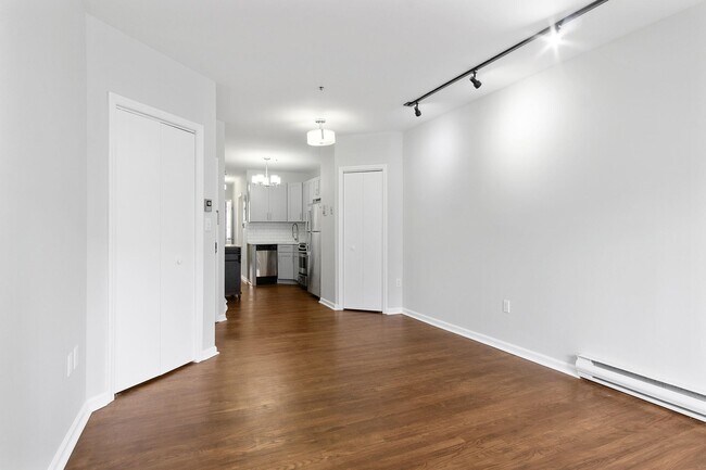 Building Photo - 114 Monroe St