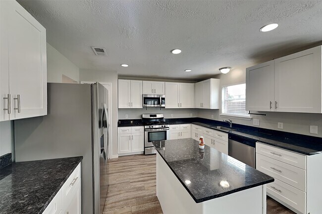 Building Photo - 14006 Honey Bee Ct