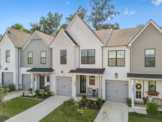 Building Photo - Like-new 3BR/2.5BA townhome in Canterbury!