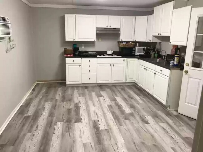 kitchen - 418 Longest Rd