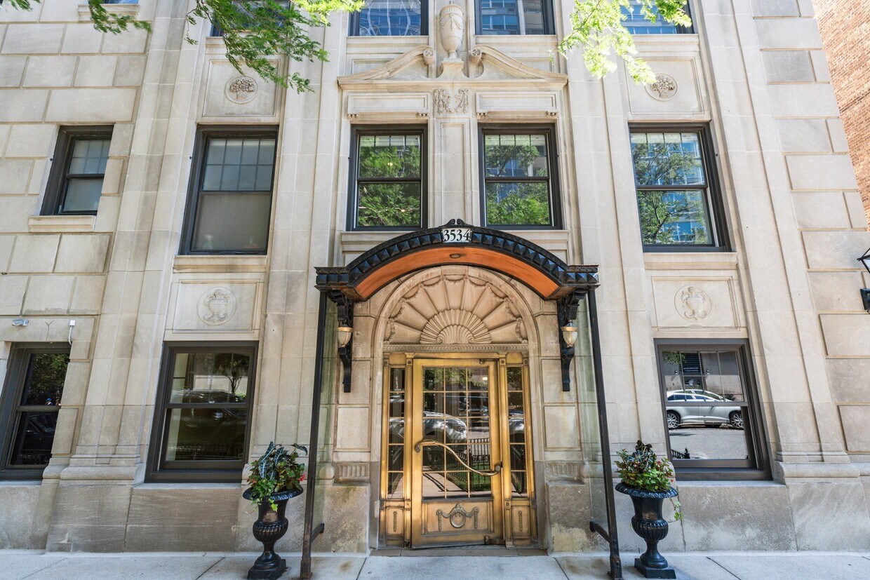 Foto principal - 3534 N Lake Shore Dr