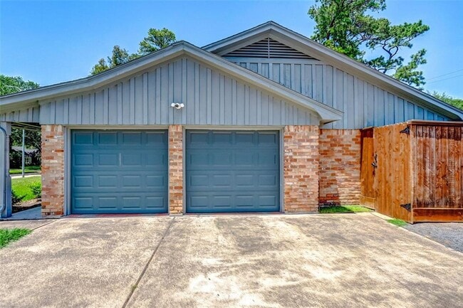 Foto del edificio - Very attractive home on large corner lot.
