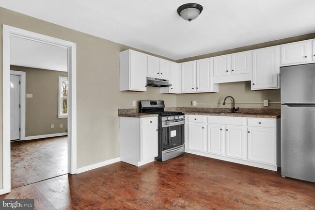 Building Photo - Coming Soon - Cozy 2 Bedroom, 1 Bath Townh...