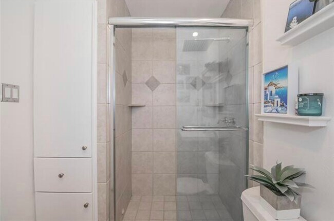 Building Photo - 5827 Sandhurst Ln