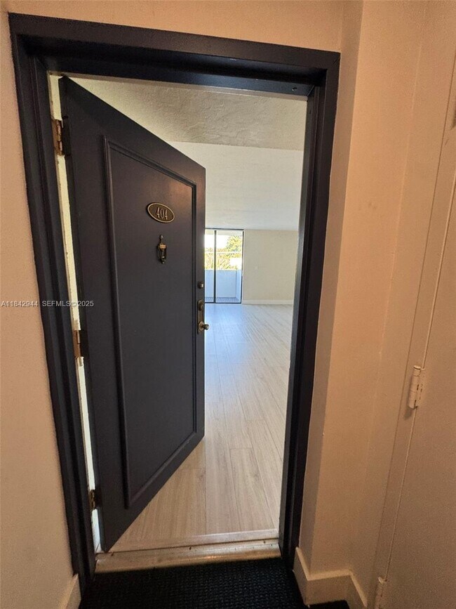 Foto del edificio - 2715 Tigertail Ave