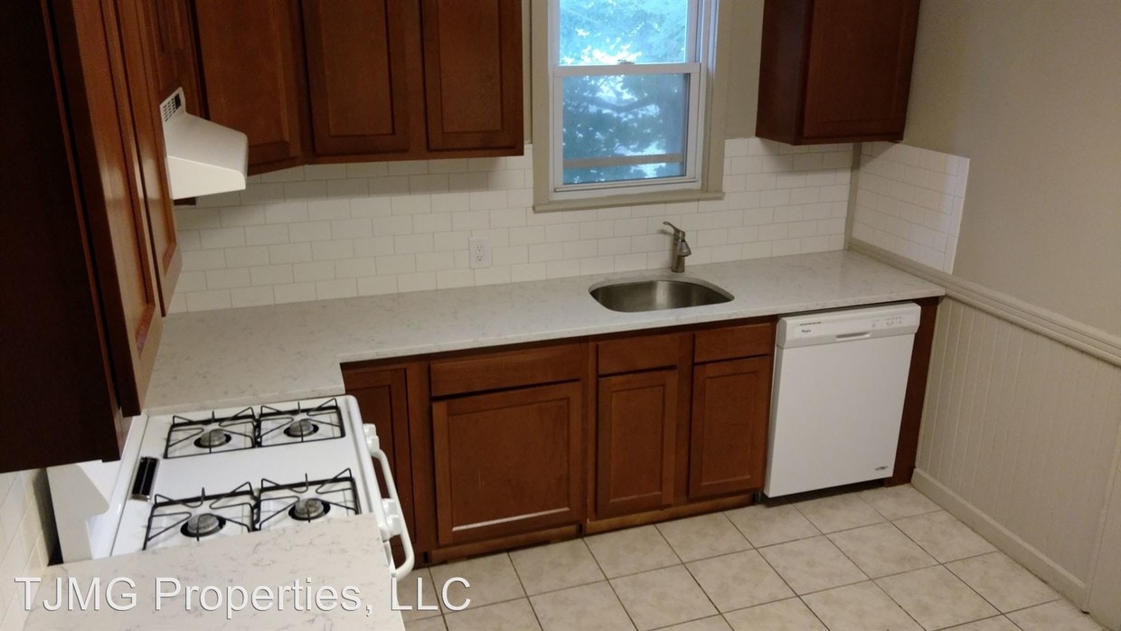 Primary Photo - 3 br, 1 bath Room For Rent - 131-33 Dell St