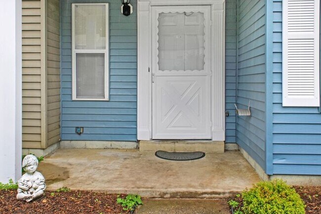 Building Photo - Attractive and Updated 2-Level Townhome wi...