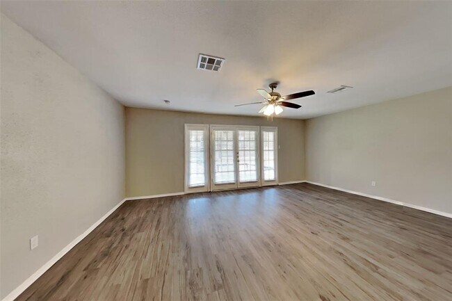 Foto del edificio - 3419 Shadowcrest Ln