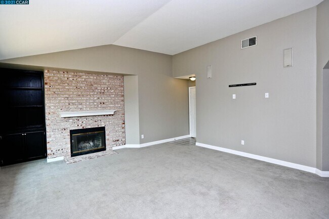 Building Photo - 5012 Lakeview Dr