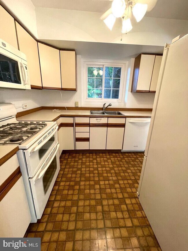 Building Photo - 1620 Mt Eagle Pl
