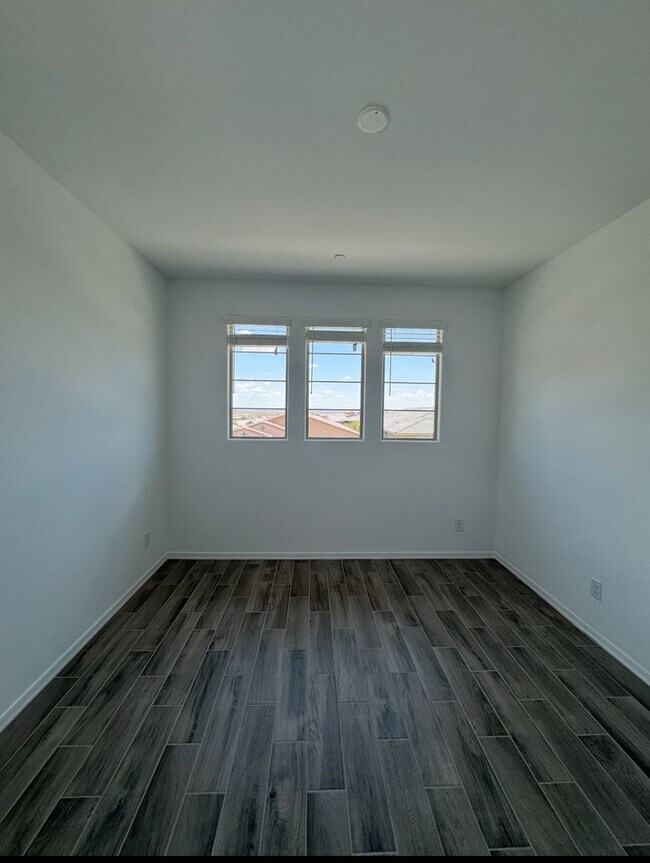 Building Photo - BRAND NEW 5 BEDROOMS HOME IN VISTANCIA
