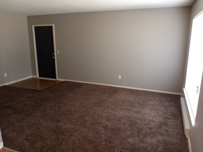 Living room - 6050 S Harvey Ave