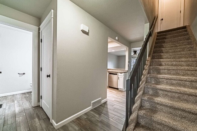 Building Photo - Beautiful Townhome with 3bedrooms and 3 bathrooms, and 1 car garage for rent.