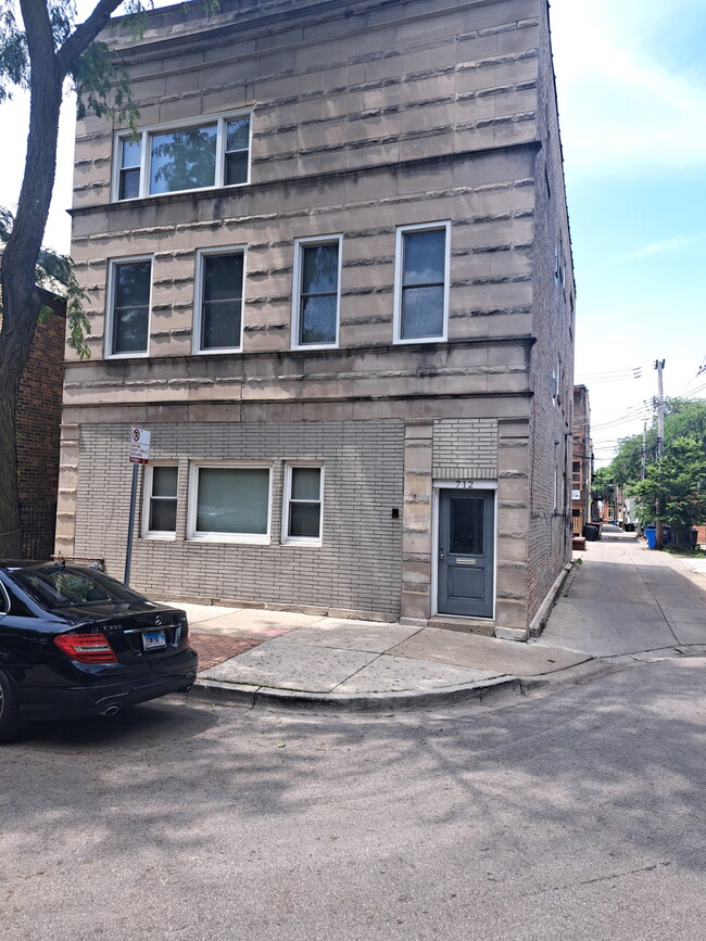 Building Photo - 712 S Carpenter St