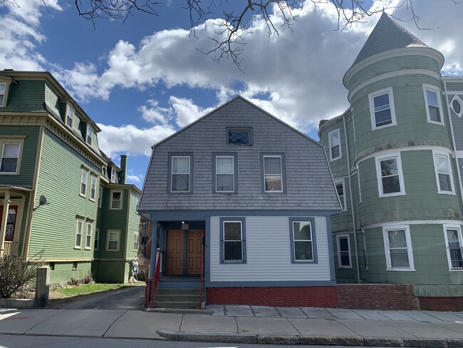 Building Photo - 86 Elm St