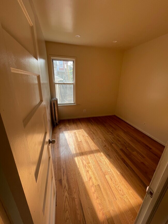 2nd queen sized bedroom - 824 E 34th St