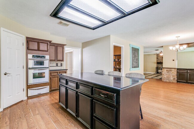 Building Photo - 2105 Strathmore - Highland Village