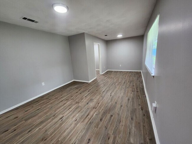 Building Photo - 2640 Greenfield Ave