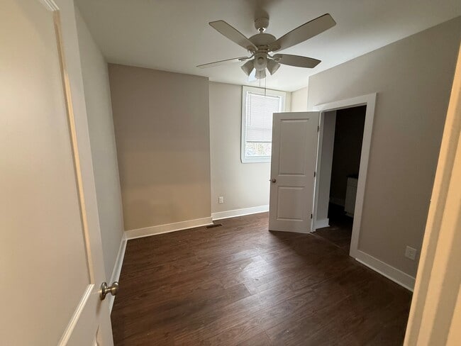 Dormitorio 2 - 30 E 4th St