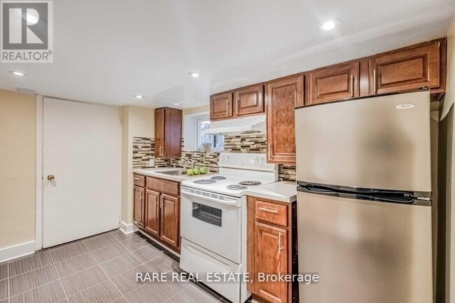 Building Photo - 1993 Dufferin St