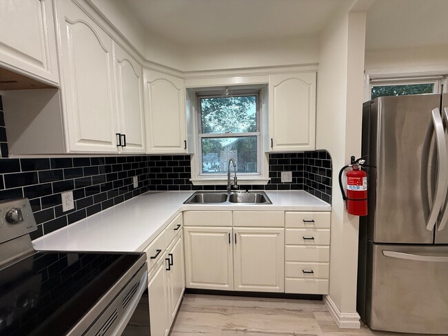 Kitchen - 98 Summit St