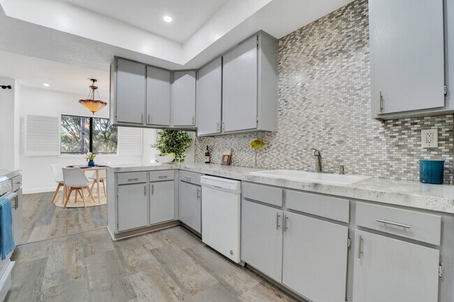 Foto del edificio - 13331 Moorpark St