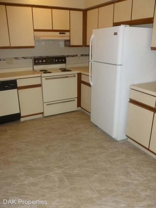 W201N16619N16619 Hemlock St, Jackson, WI 53037 Room for Rent in