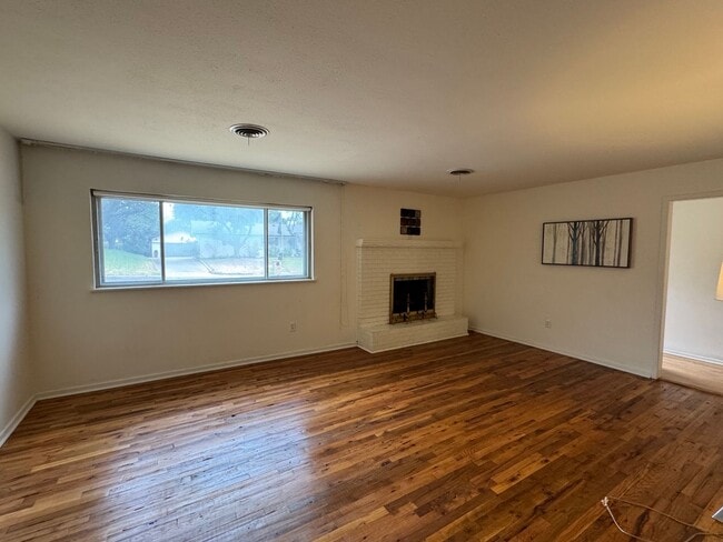 Building Photo - 1608 Northcrest Dr