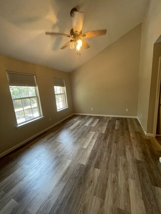 Foto del edificio - 515 Lakebrink Ct