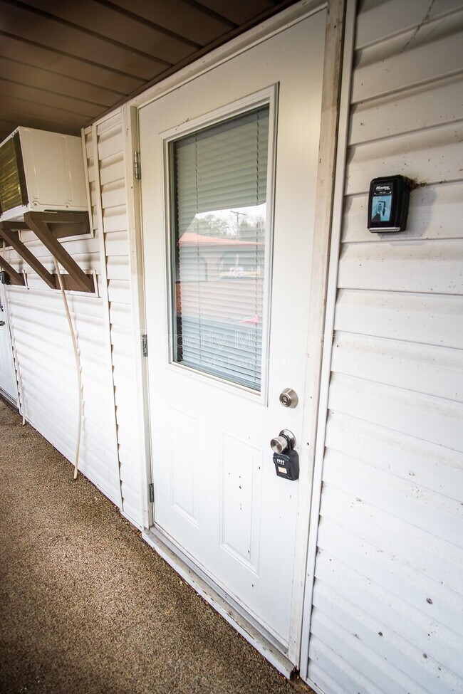 Building Photo - 707 W Race St