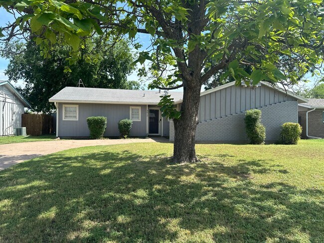 Building Photo - 4 bedroom, 2 bath!