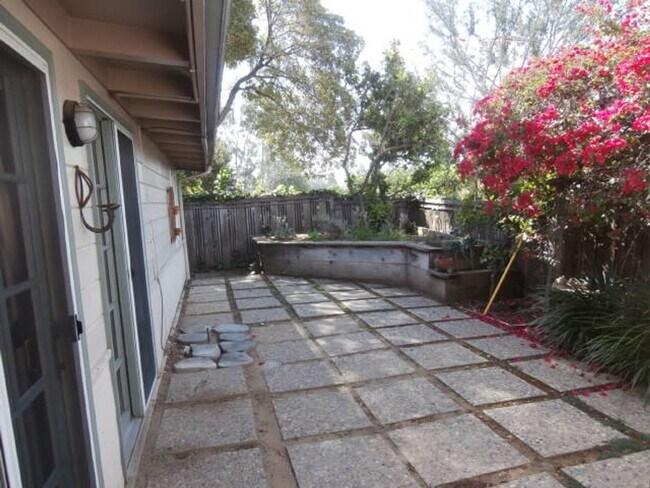 Building Photo - Cozy Samarkand Cottage Near Shopping & Dining