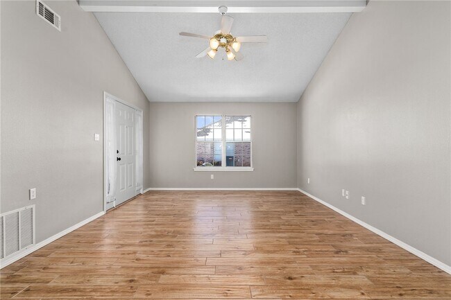 Foto del edificio - 5802 Park Valley Cir