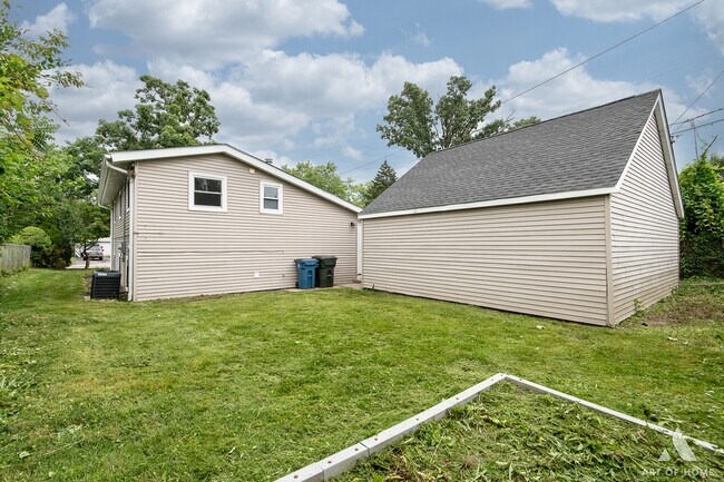 Building Photo - 425 Blackhawk Ave