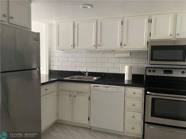 Building Photo - 3670 Inverrary Dr