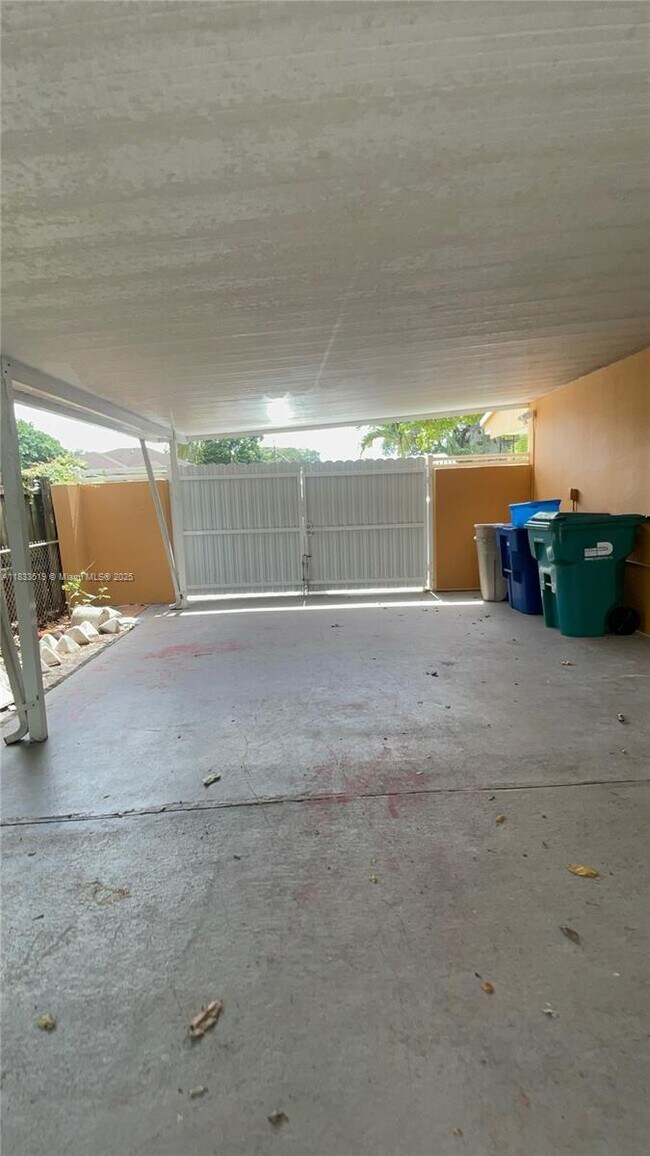 Building Photo - 10500 NW 28th Ct
