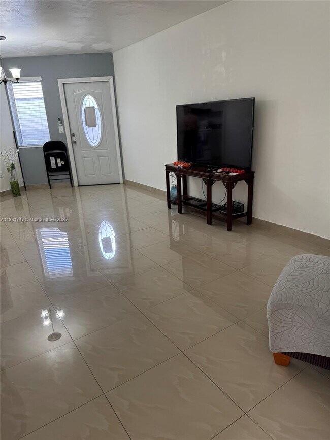 Building Photo - 1701 NE Miami Gardens Dr