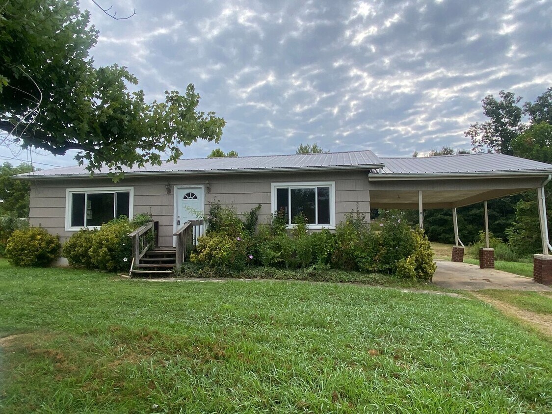 Foto principal - 3 Bedroom, 1 Bath Home Located in Baileyto...