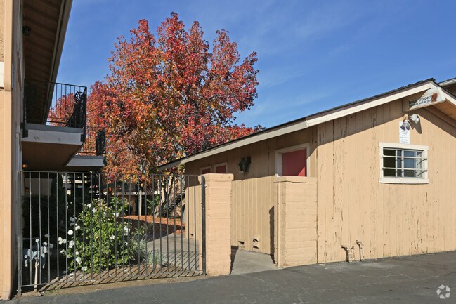 Building Photo - 4232 E Dayton Ave