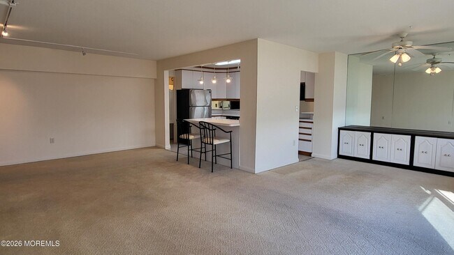 Foto del edificio - 1 Channel Dr