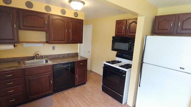Building Photo - *Quiet & Cozy 3BD/1.5BA Cape Cod style hom...