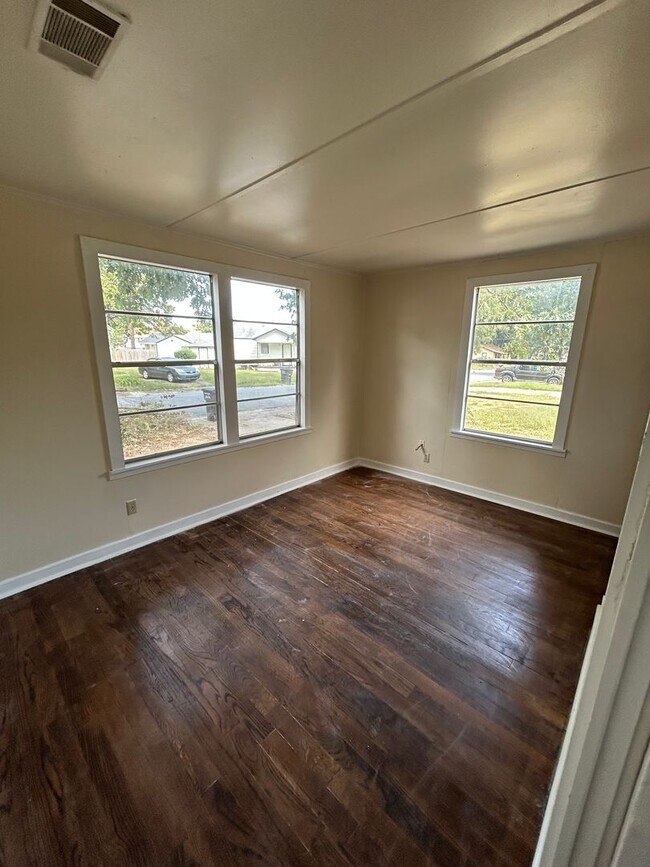 Foto del edificio - 3 Bedroom home central air and heat