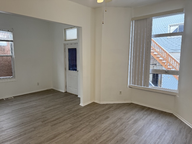 Foto del edificio - 3525 W Fullerton Ave