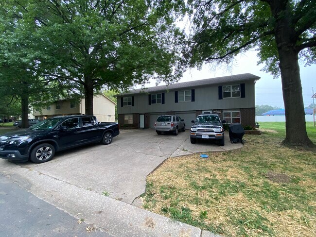 Building Photo - 1615 NE White Dr