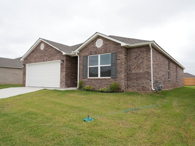 Foto del edificio - 4 Bedroom Home Available For Mid-September...