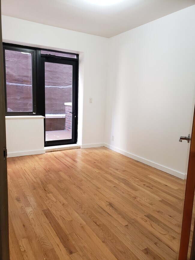 Foto del edificio - 335 Willoughby Ave