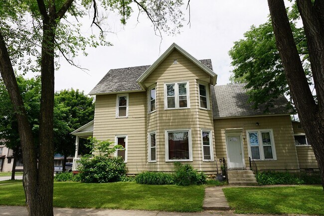 Foto del edificio - Large home on corner lot in great north si...