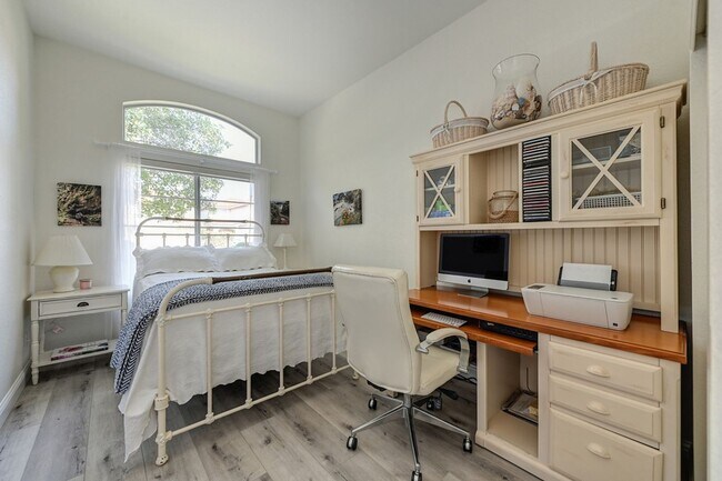 Building Photo - 5537 Cabrillo Way